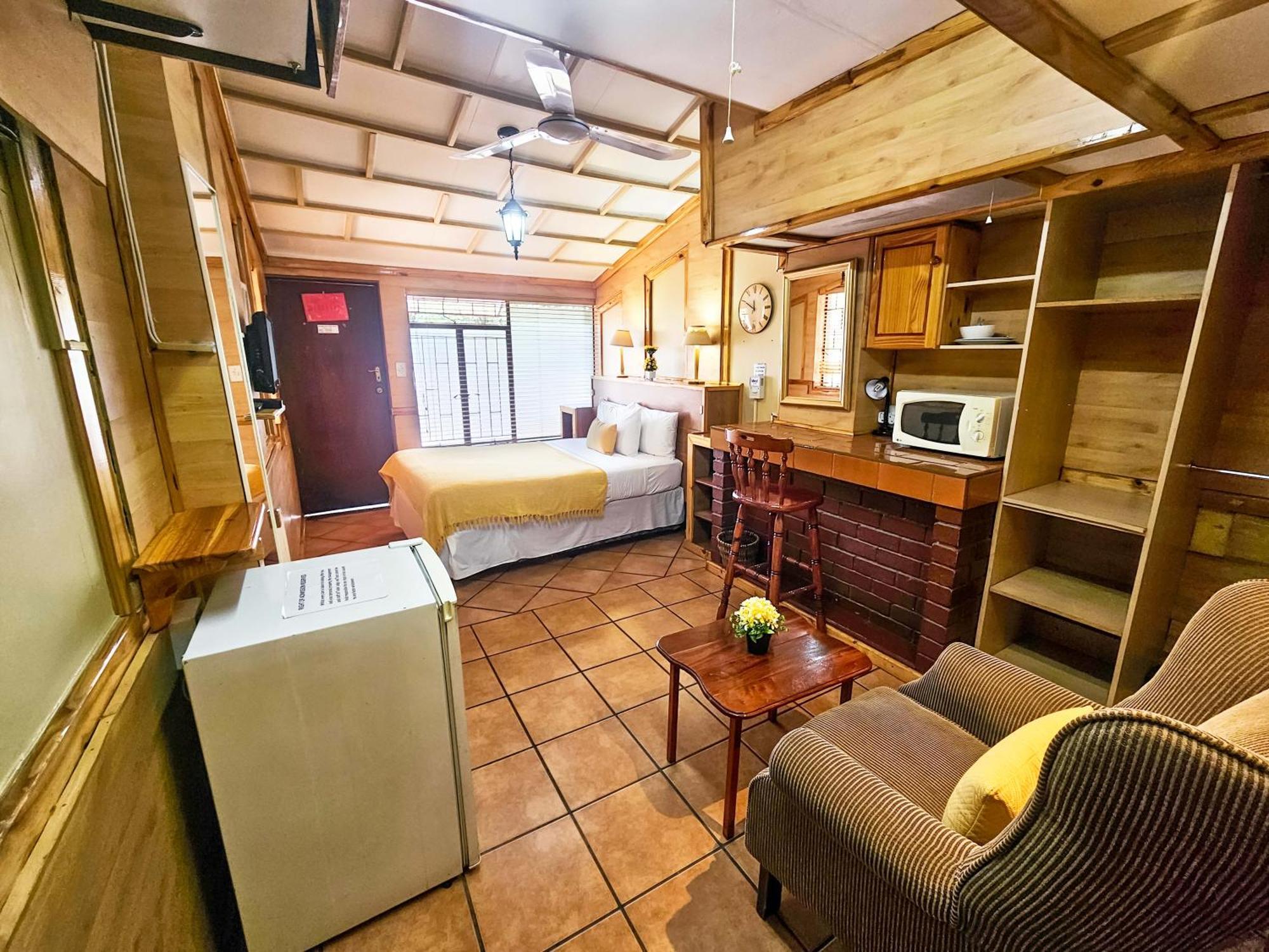 Tudor Lodge Guest House Йоханнесбург Экстерьер фото