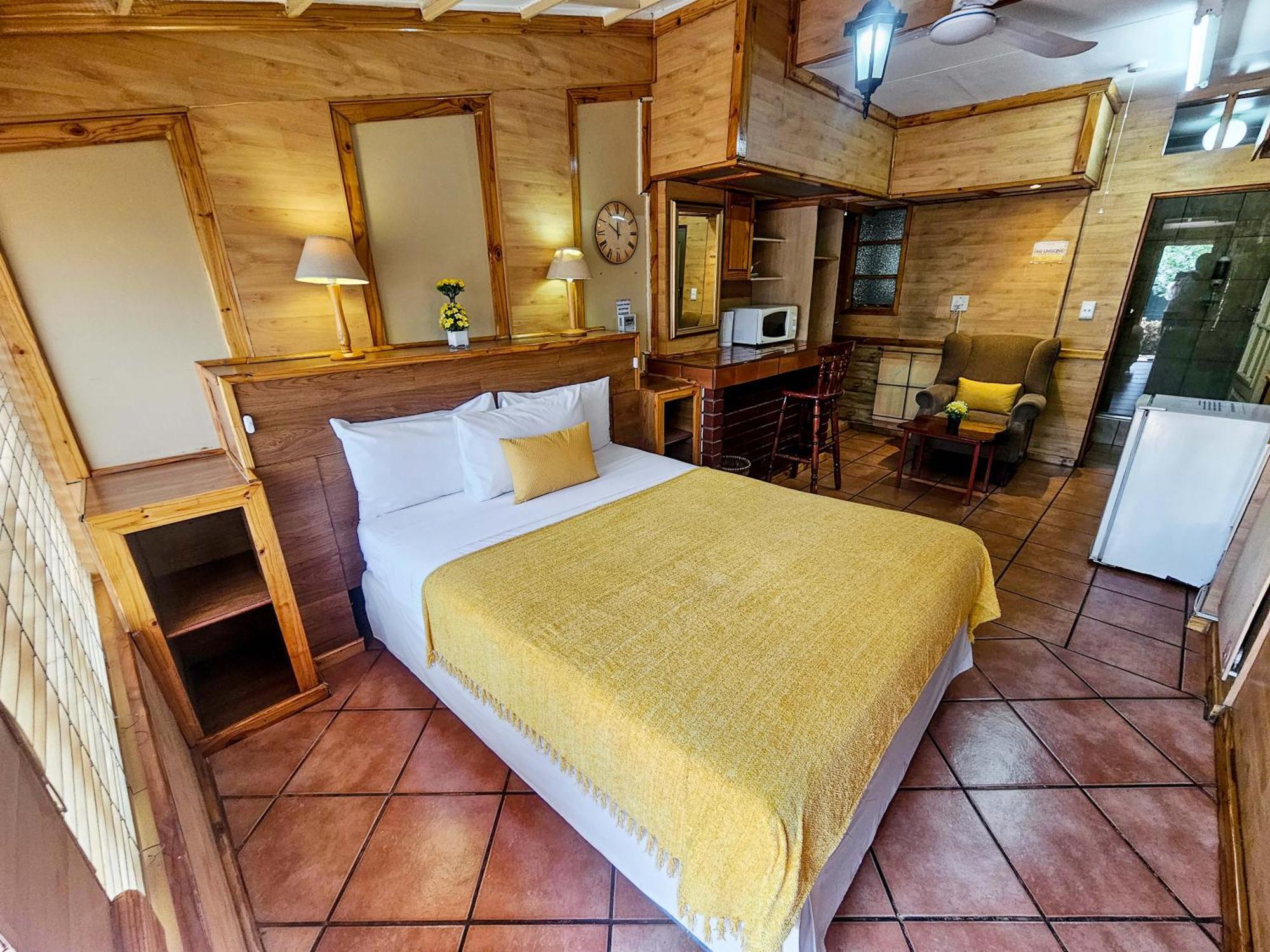 Tudor Lodge Guest House Йоханнесбург Экстерьер фото