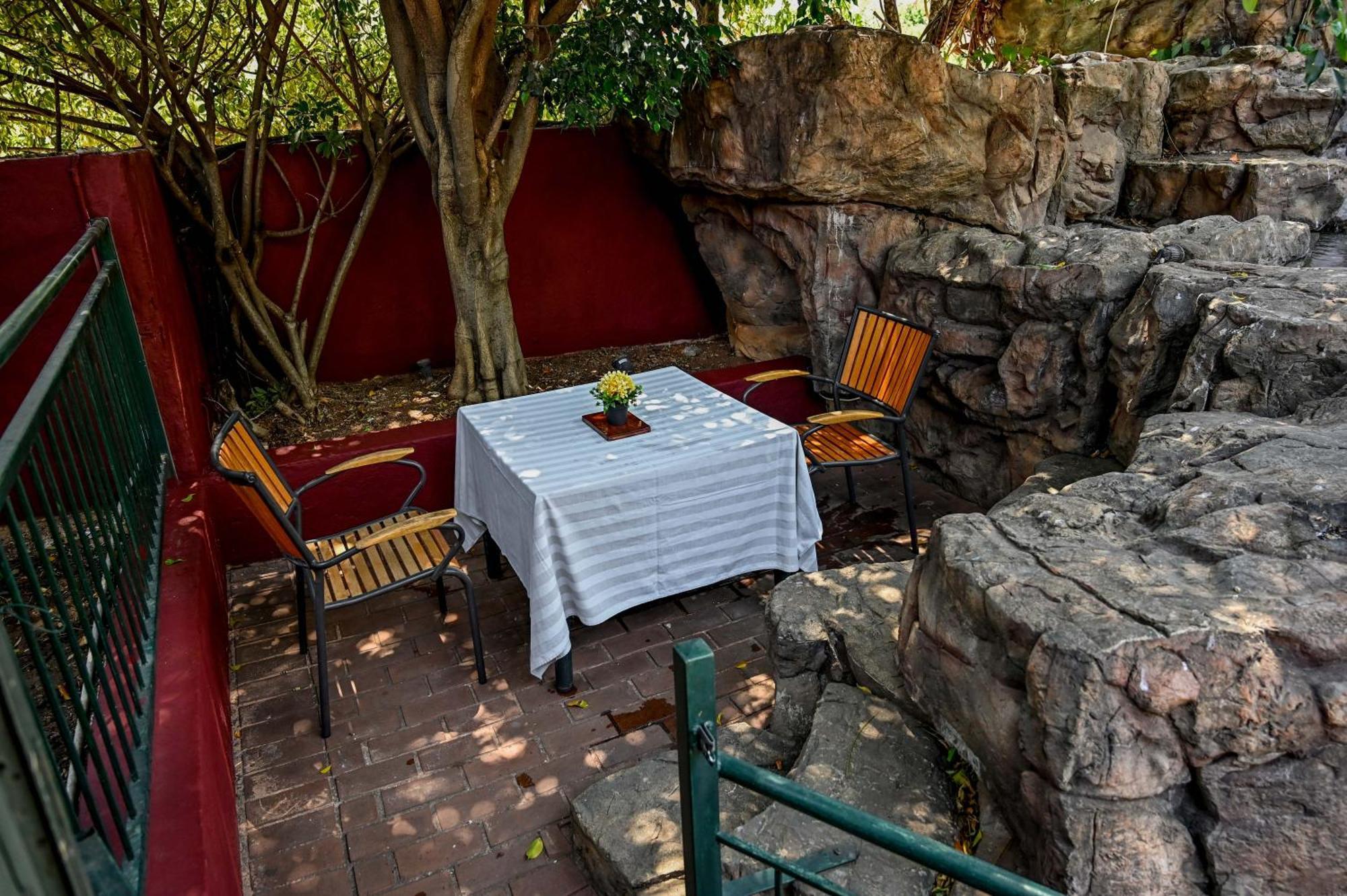 Tudor Lodge Guest House Йоханнесбург Экстерьер фото